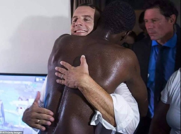 PHOTOS de Macron à Saint-Martin : le doigt d'honneur qui ruine l'image du Président - AgoraVox le média citoyen